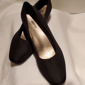 Trotters Classic Fabric Pumps.  Size 8.5.  Black.